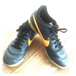 Indoor soccer shoes